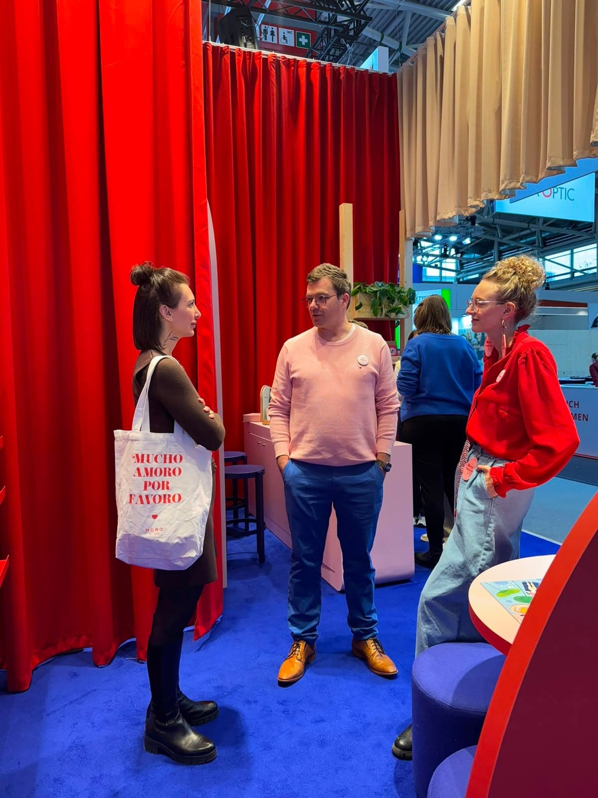 Sarah im Gespräch am Messestand