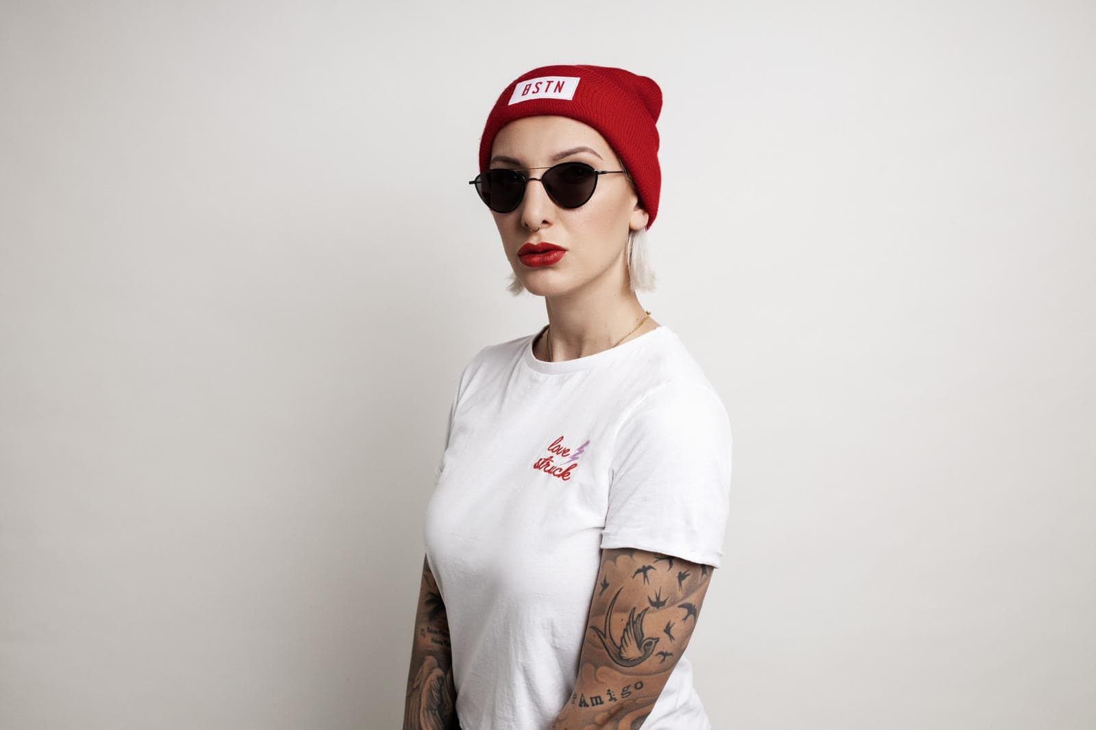 Editorial, Studio — Rot als Akzent