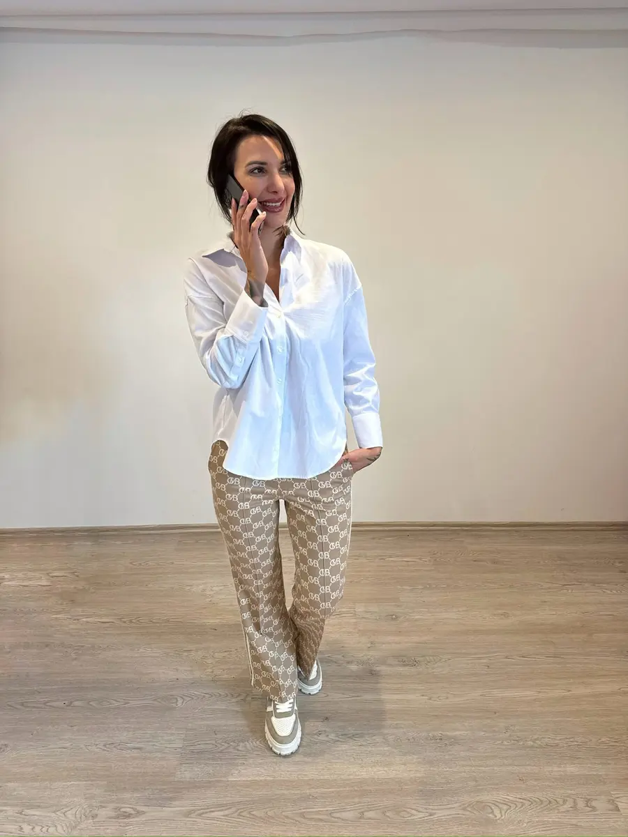 Am Telefon, weiße Bluse