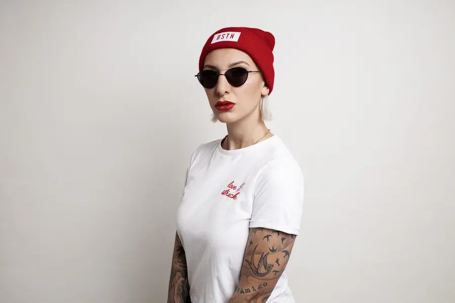 Editorial, Studio — Rot als Akzent